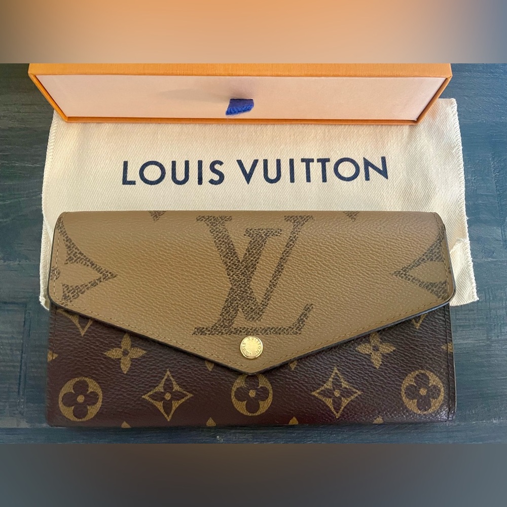 Louis Vuitton Reverse Monogram Sarah Wallet - Picture 2 of 14